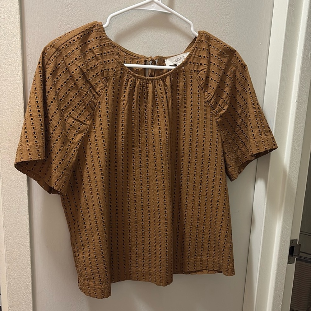 Loft eyelet top